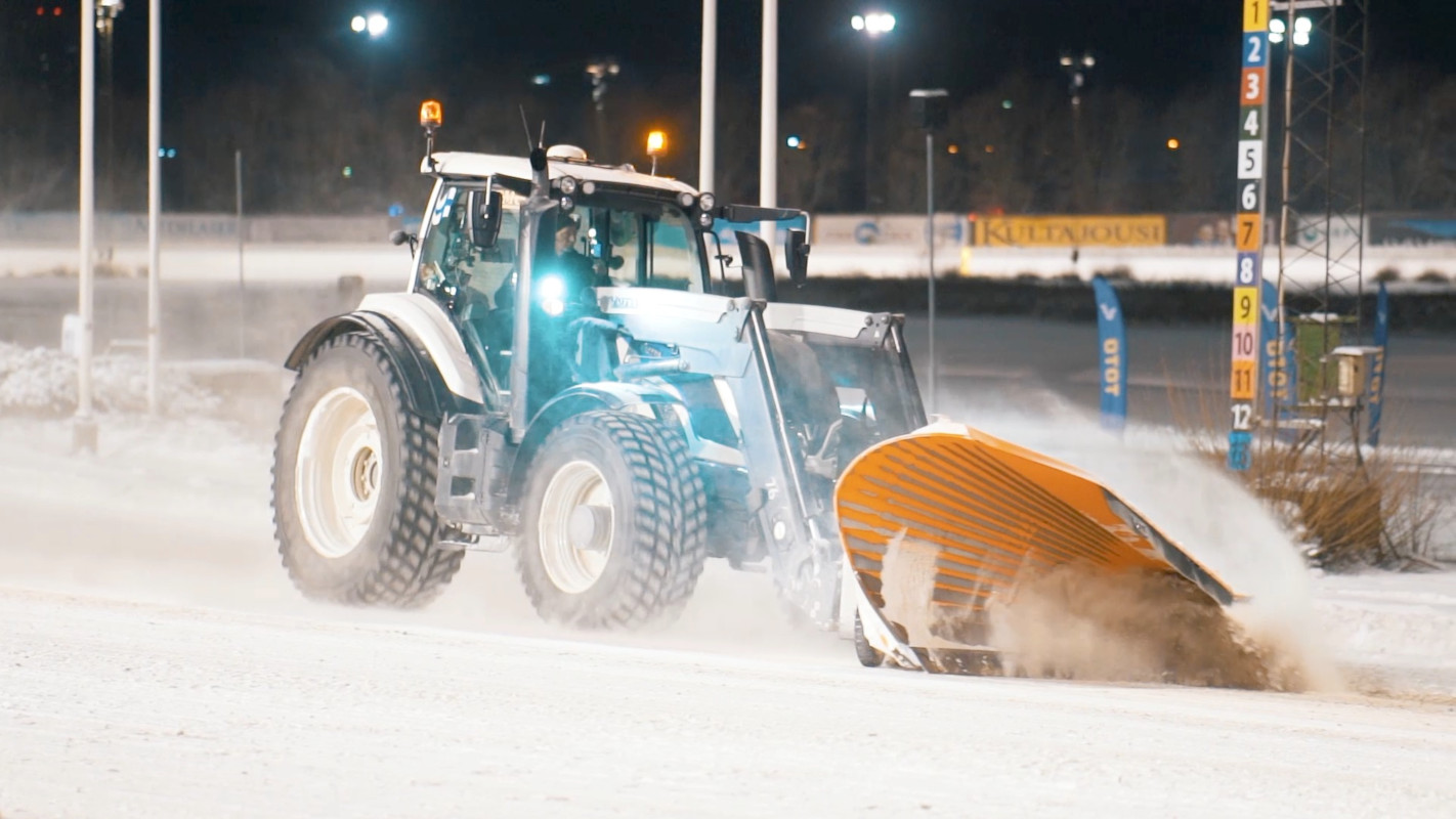 Il Valtra T214 Direct è dotato di sterzo automatizzato, che aiuta il trattore a percorrere la pista su un percorso memorizzato con una precisione di circa un centimetro.