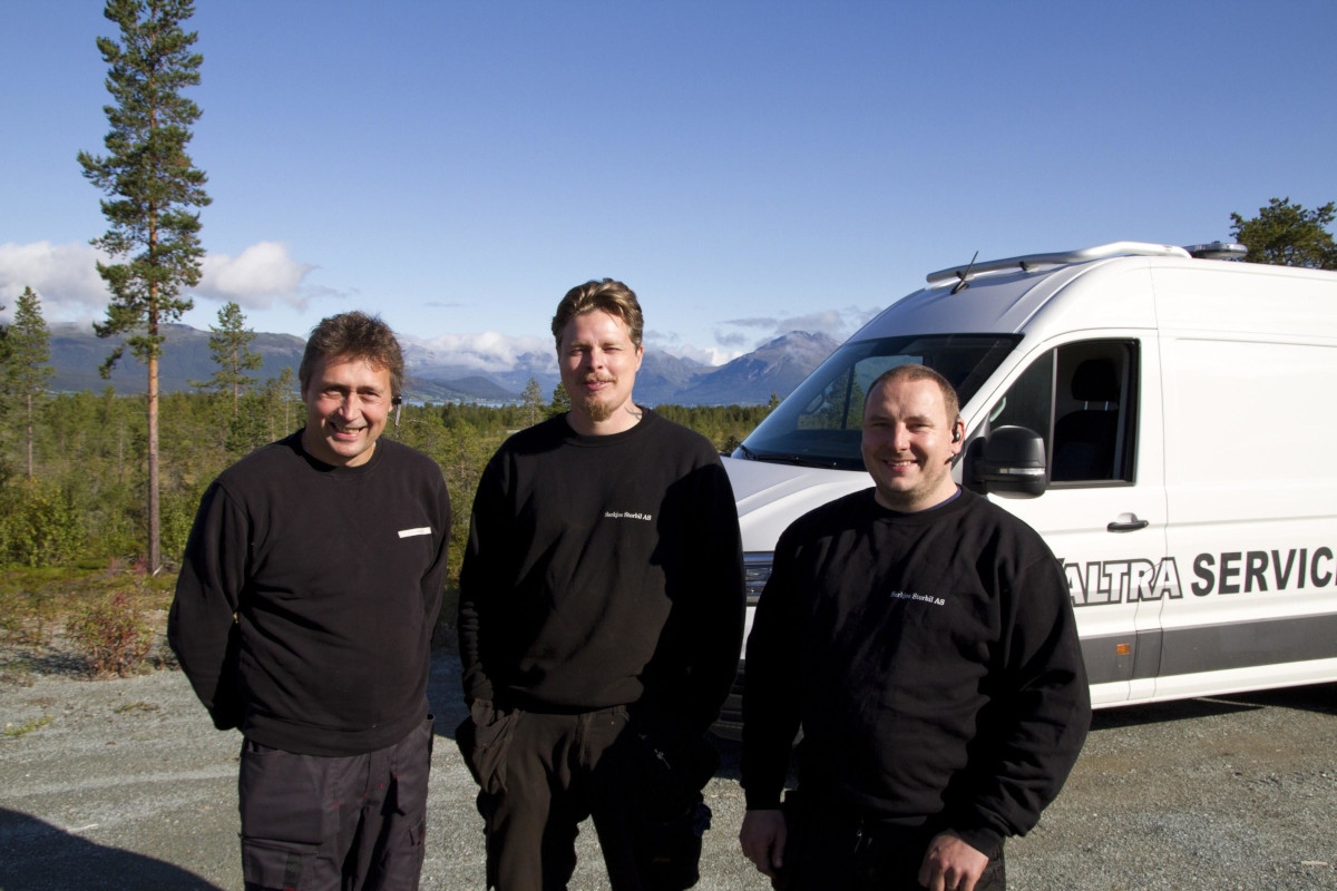 Bent incontra i suoi colleghi Rolf Bøe e Mads Einar Kristiansen a Sørkjos Storbil. Svolgono il servizio presso Akershus Traktor da marzo 2018.