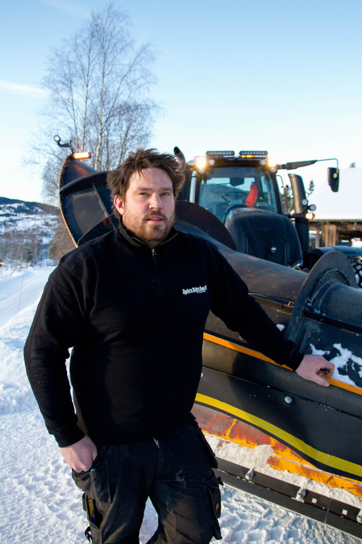 Øyvind Furulund da Rogne a Øystre Slidre arando e spalando le strade secondarie lungo la strada statale 51 da Fagernes a Heggenes in direzione di Beitostølen. Valtra Serie T gli fornisce l'attrezzatura di cui ha bisogno per svolgere il miglior lavoro possibile.