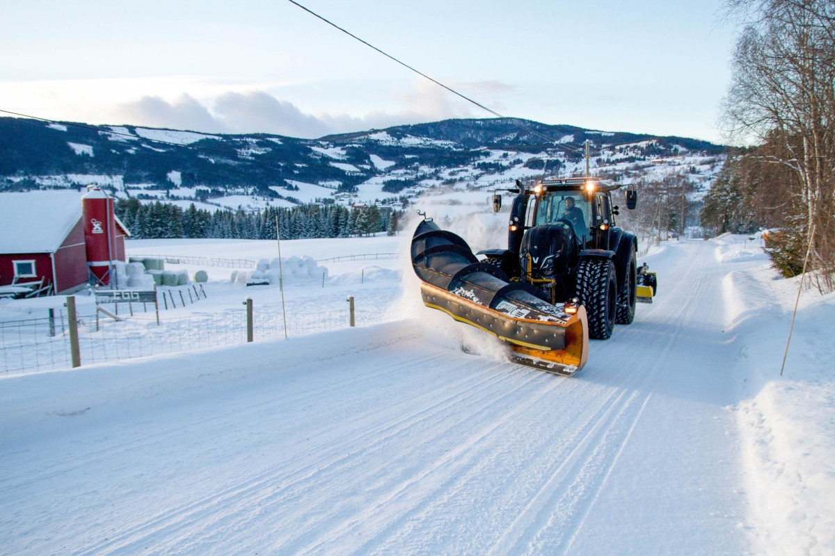 A Valdres puoi avere 1,5 metri di neve in pochissimo tempo. Valtra T234 è un trattore compatto con 250 CV sotto il cofano e l'intuitivo bracciolo SmartTouch per un controllo più semplice. Prodotto in Finlandia per le condizioni nordiche, il trattore è comodo ed efficace, anche nelle condizioni più difficili.