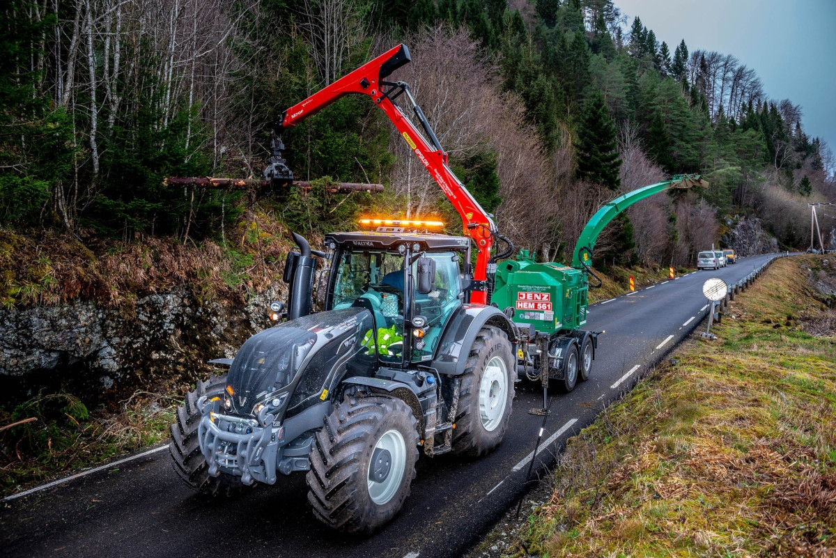 Tra le altre attività, il nuovo trattore Valtra S394 viene utilizzato per eliminare gli alberi lungo le strade della Norvegia occidentale. La cippatrice ha bisogno di almeno 350 HP e ne ha a disposizione 400 HP. Permette di svolgere più attività, anche in condizioni difficili.
