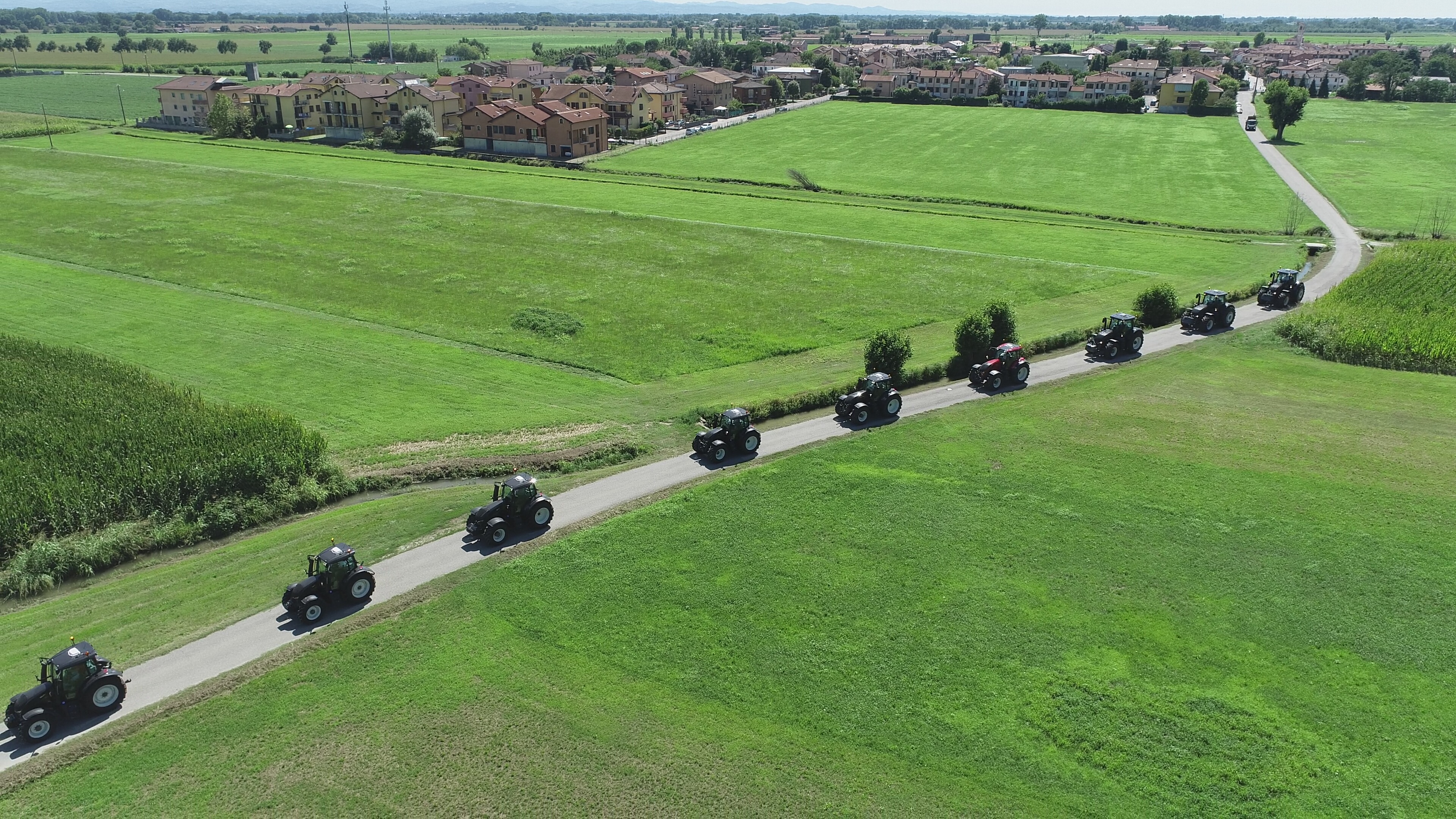 Azienda Bozzini: 9 trattori Valtra in un'unica consegna