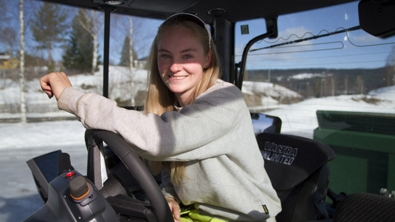 Quando Kristin Nyengen si dirige verso i ripidi pendii di Hurdal con il suo rimorchio ribaltabile pieno di ghiaia, è una bella sensazione poter contare sui 305 cavalli del potente motore AGCO da 7,4 litri al centro del Valtra Q305.