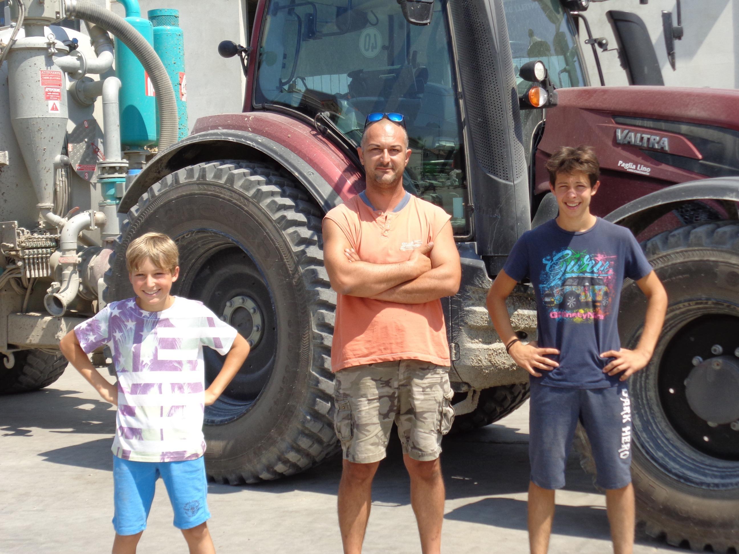 Damiano Santelli e Sons con Valtra T174