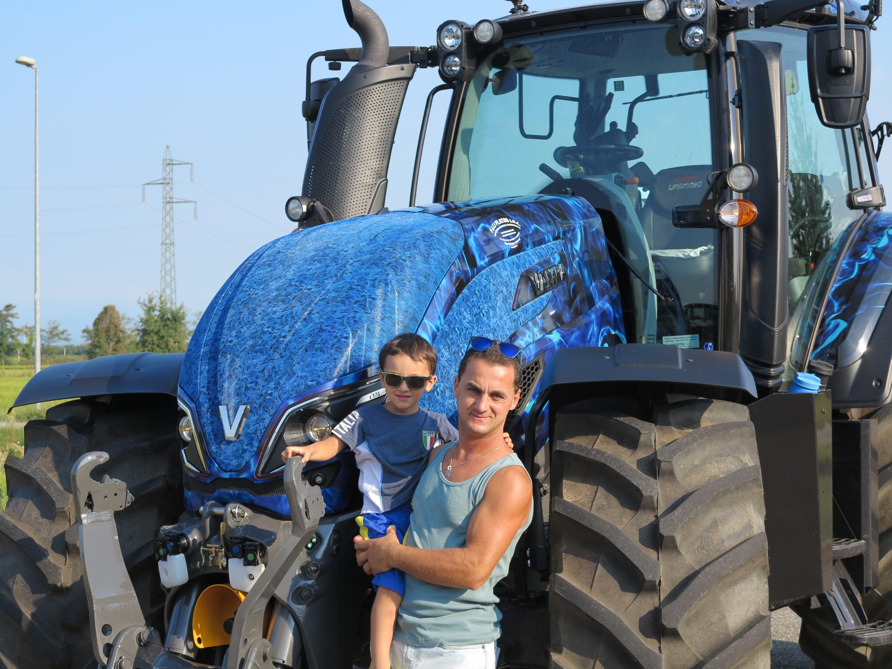 Gianola Daniele e figlio davanti al Valtra Edizione Unlimited